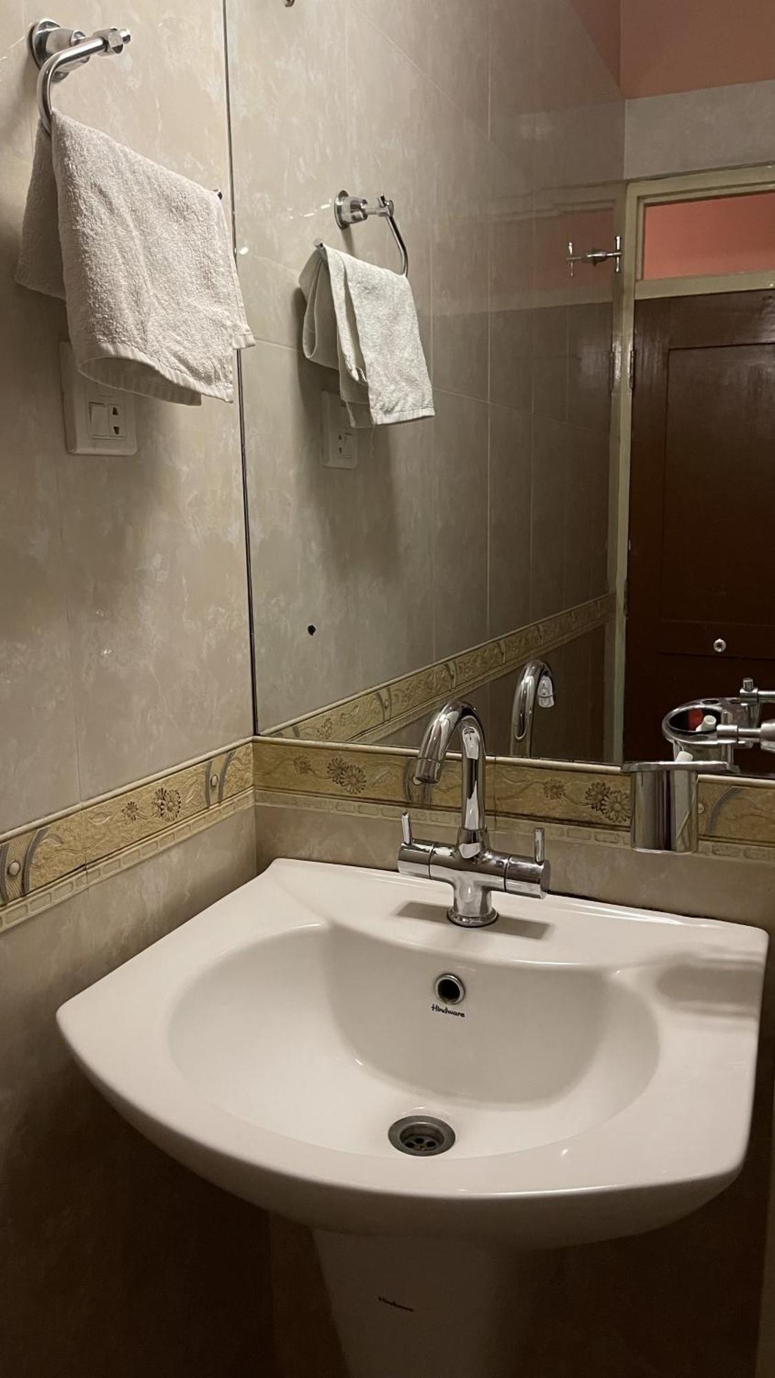 Hotel Valley View Inn Нагаркот Экстерьер фото